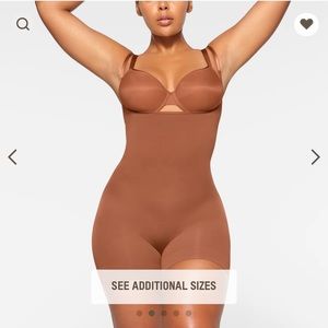 SKIMS OPEN BUST SHORTIE BODYSUIT
Size S
Colour BRONZE
Never worn